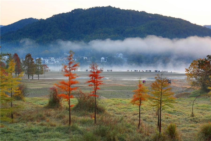 Morning mist casts a beautiful shadow above the Qishu Lake in Huangshan, East China\'s Anhui Province, Oct. 29, 2018. Located 2 kilometers from Hongcun village, a UNESCO World Cultural Heritage site, the lake offers a day tour of both natural scenery and historical gems. (Photo/Aisanewsphoto)